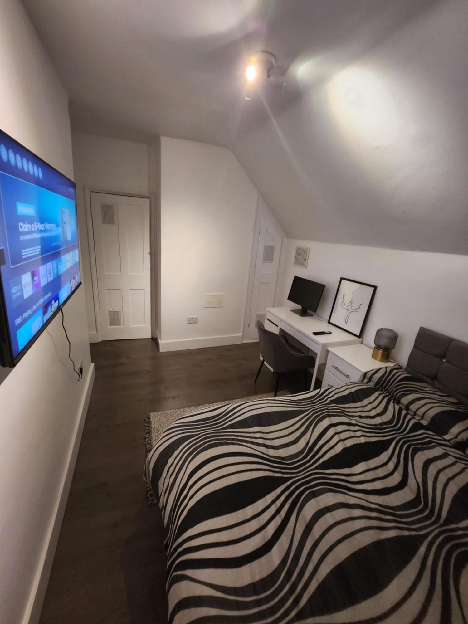 Flat With Work Station, Monitor, Smart Tv & Netflix Daire Londra Dış mekan fotoğraf