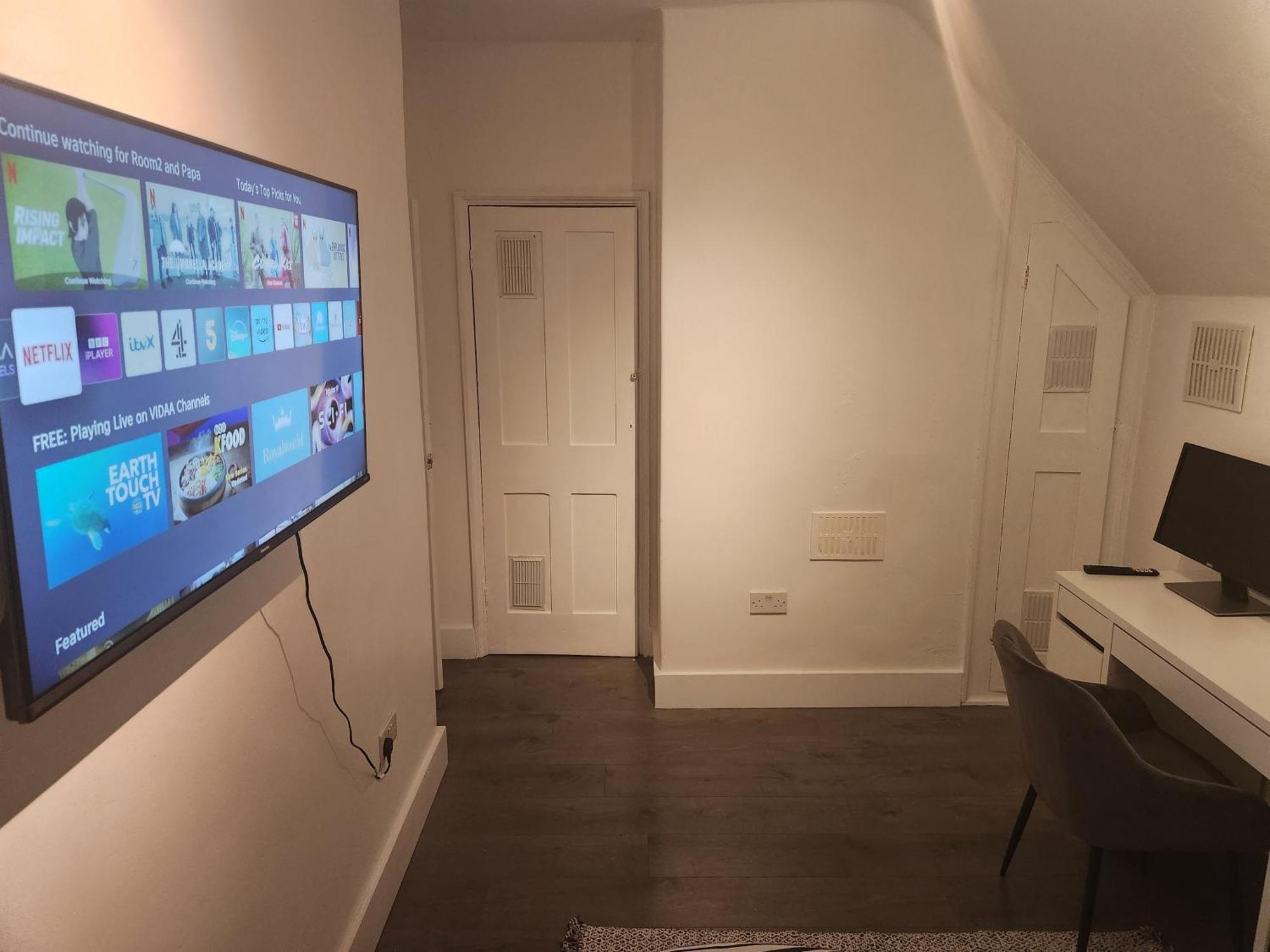 Flat With Work Station, Monitor, Smart Tv & Netflix Daire Londra Dış mekan fotoğraf
